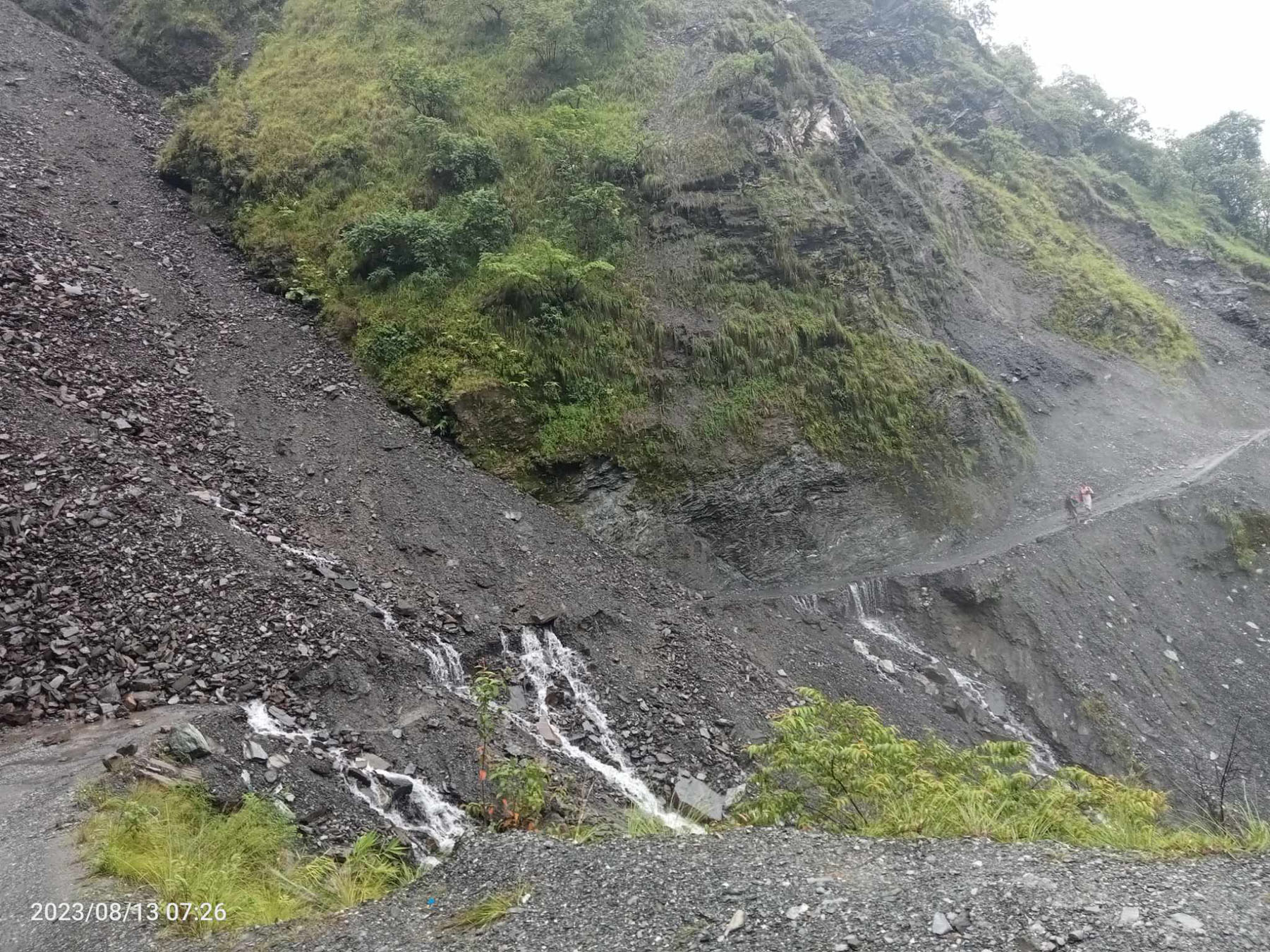 बेनी–दरबाङ सडकका ठाउँ–ठाउँमा पहिरो खस्दा यातायात अवरुद्ध